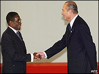 Jacques Chirac sert la main à Robert Mugabe, lors du sommet Franco-Africain de Paris, en février 2003